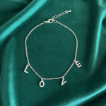 پابند زنانه نگین‌دار | مدل طرح LOVE آویزدار (نقره‌ای)