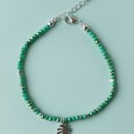 پابند زنانه مهره‌ای سبز | مدل آویزدار طرح برگ انجیری (Monstera)