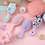 برس مو فانتزی مینی (DIY) طرح کرومی و کیتی | برس جیبی ۱۴ سانت با استیکر برجسته - تصویر 3